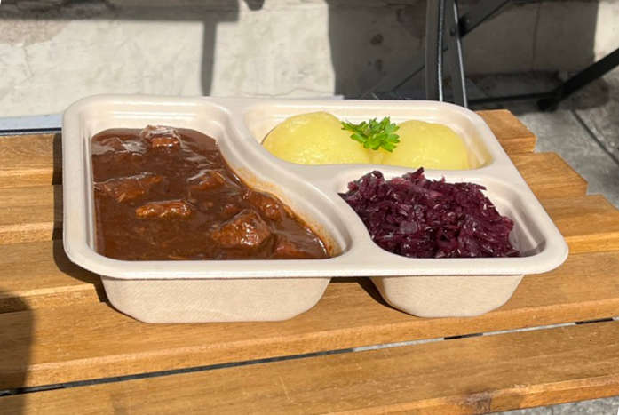 Gulasch mit Rotkohl und Klößen